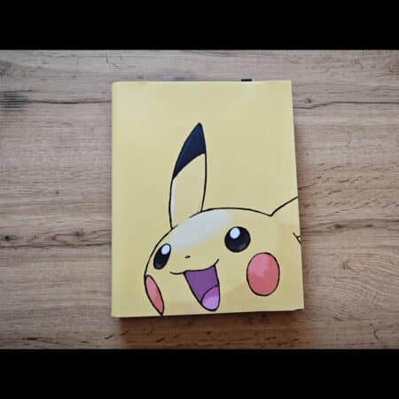 Phantasmal Flames Base Set album Pikachu – přední strana